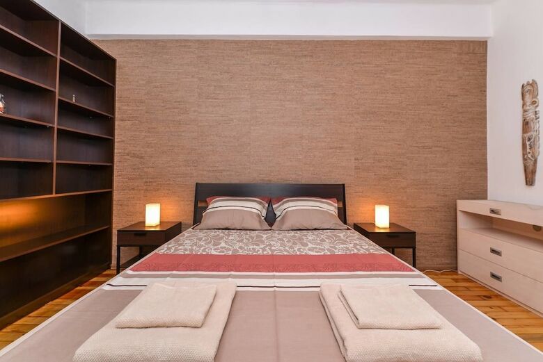 Fm Deluxe 2-bdr Apartment - The Balkan