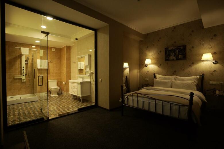 Redline Hotel