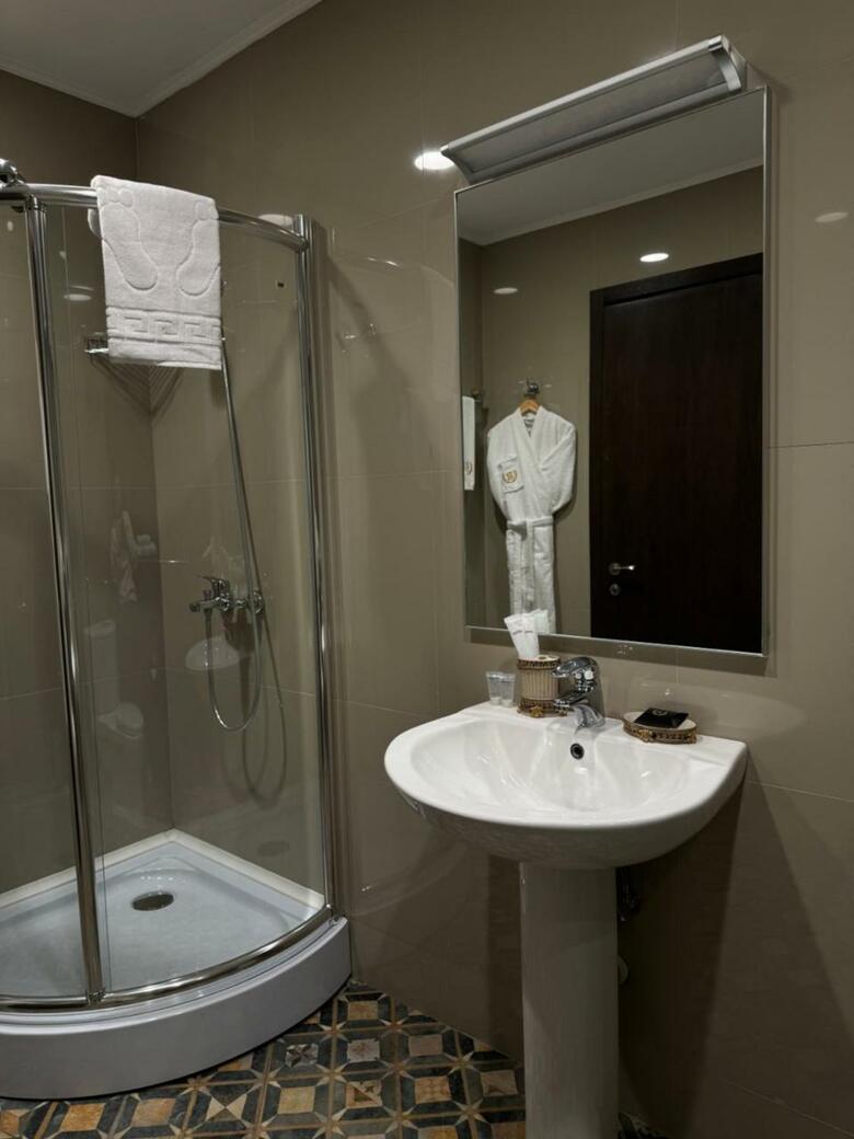Redline Hotel