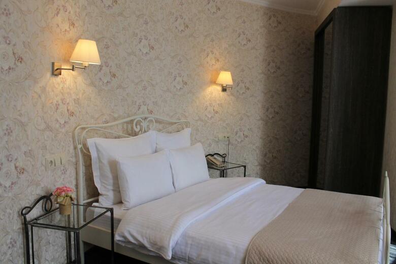 Redline Hotel