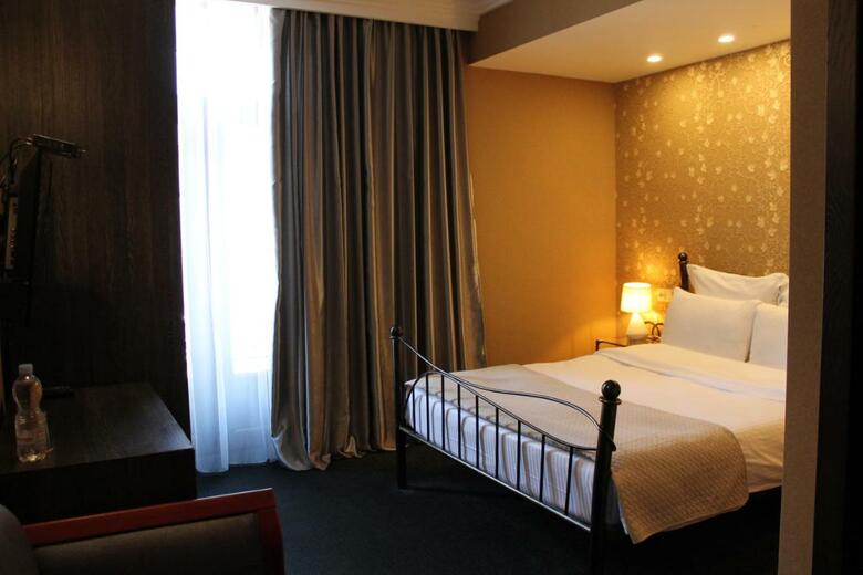 Redline Hotel