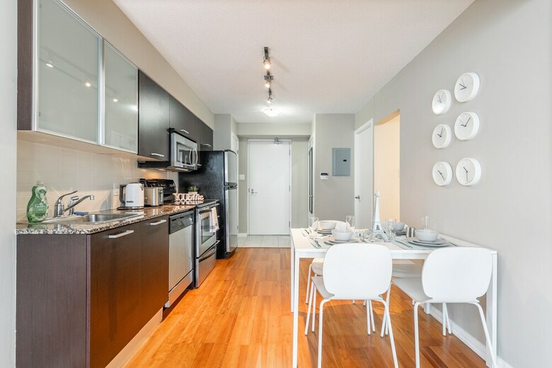 Stylish Suite In Downtown Toronto