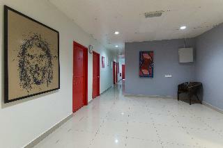 Oyo 304 Zero Hour Hotel