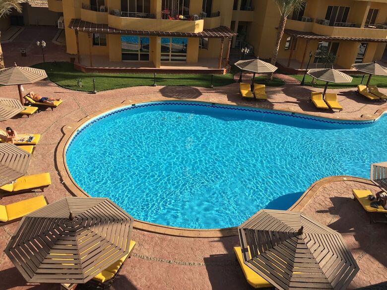 Pool View Apart At British Resort 1334