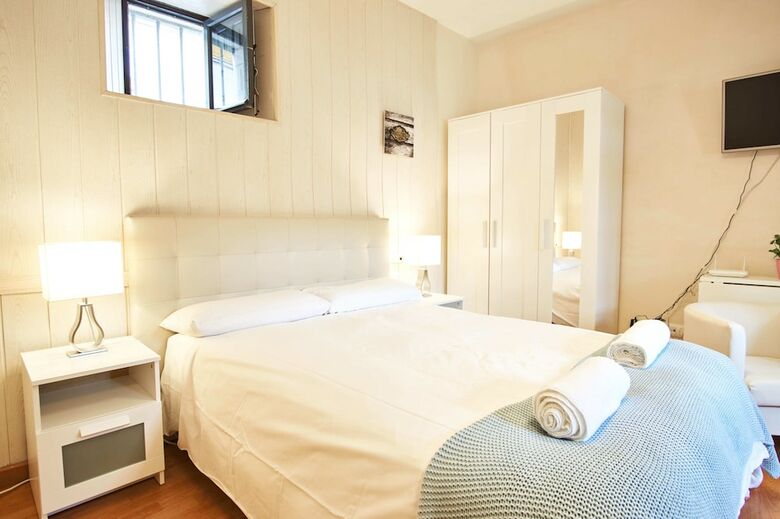 Apartamentos Conde Central Courtyard By Valcambre