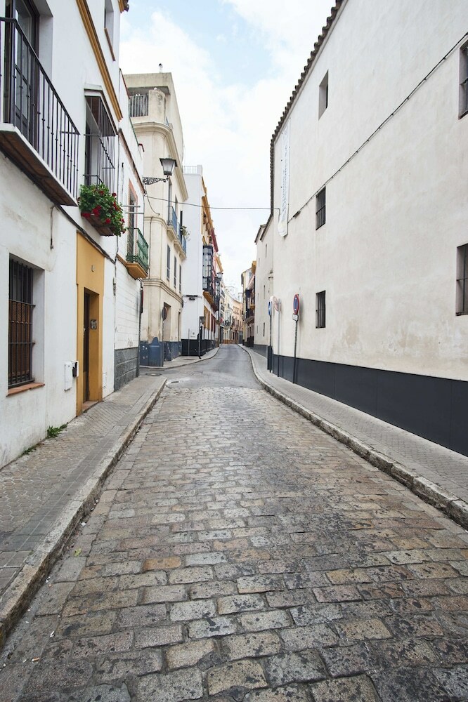 Apartamentos Conde Central Courtyard By Valcambre