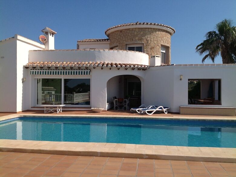 Spacious Villa With Private Swimming Pool In Ambolo