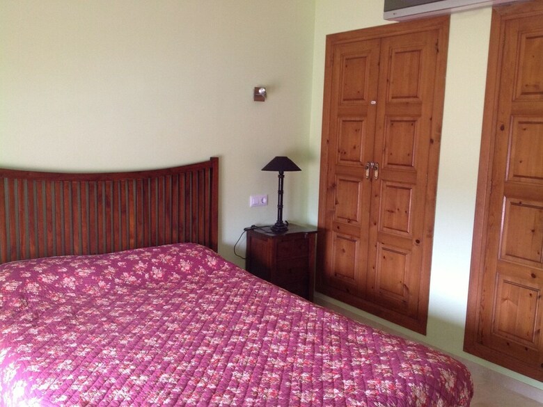Spacious Villa With Private Swimming Pool In Ambolo