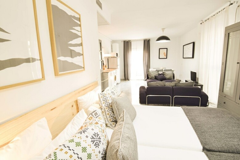 Apartamentos Letmalaga Lord Beach