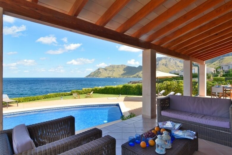 Luxurious Sea Front Villa In Mallorca
