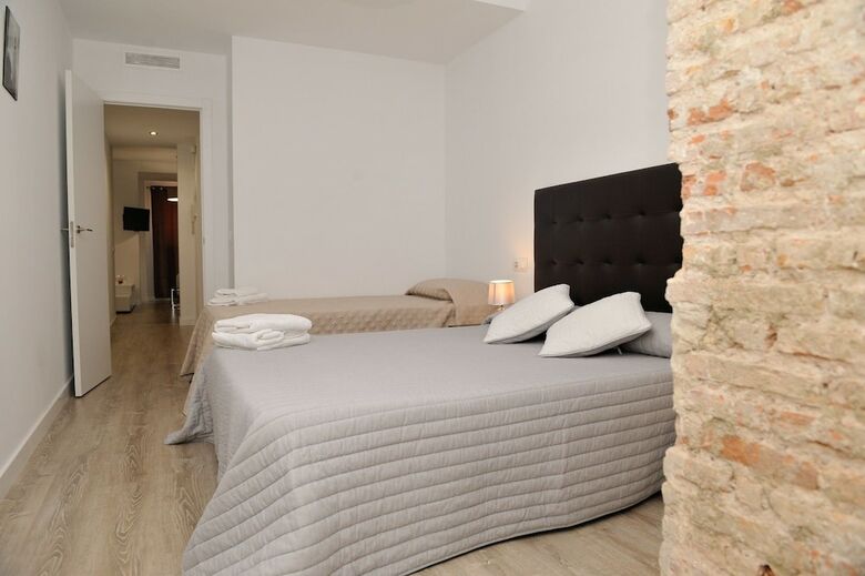 Apartamentos Travel Habitat Ayuntamiento