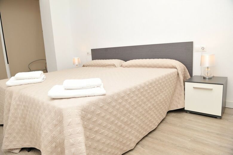 Apartamentos Travel Habitat Ayuntamiento