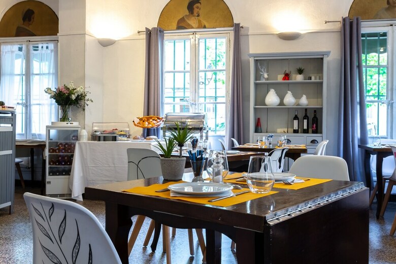 Hotel H�tel Le Relais De Poste Arles Centre Historique