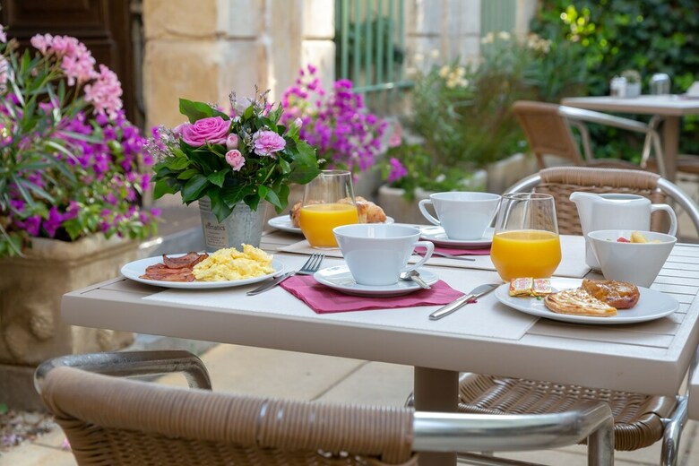 Hotel H�tel Le Relais De Poste Arles Centre Historique