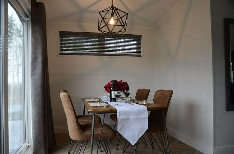 Hollicarrs - Honeycomb Lodge