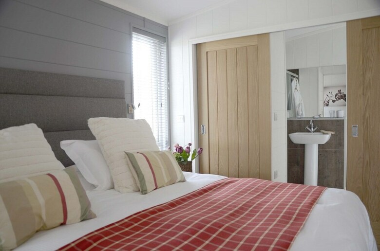 Hollicarrs - Honeycomb Lodge