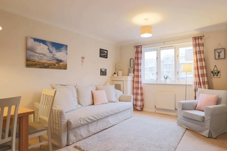 Apartamentos Cosy One-bed In Fabulous Location!