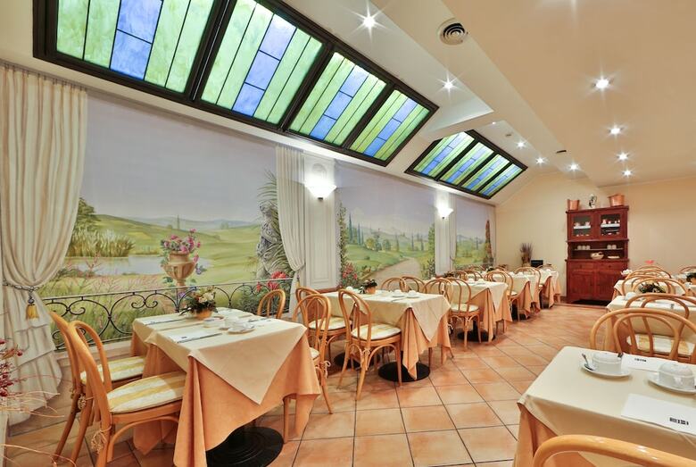 Hotel Mozart(.)