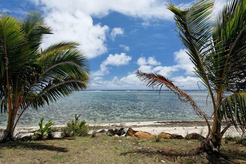 Raro Beach Bach