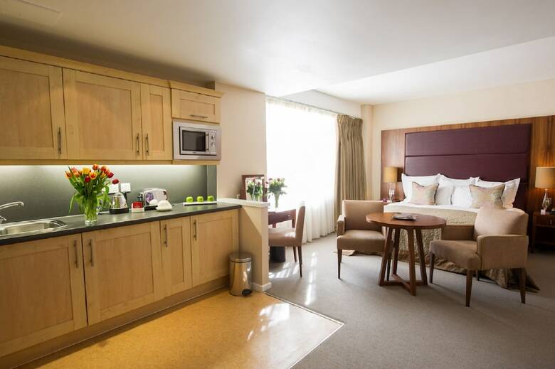 Aparthotel Dolphin House Serviced Apartments