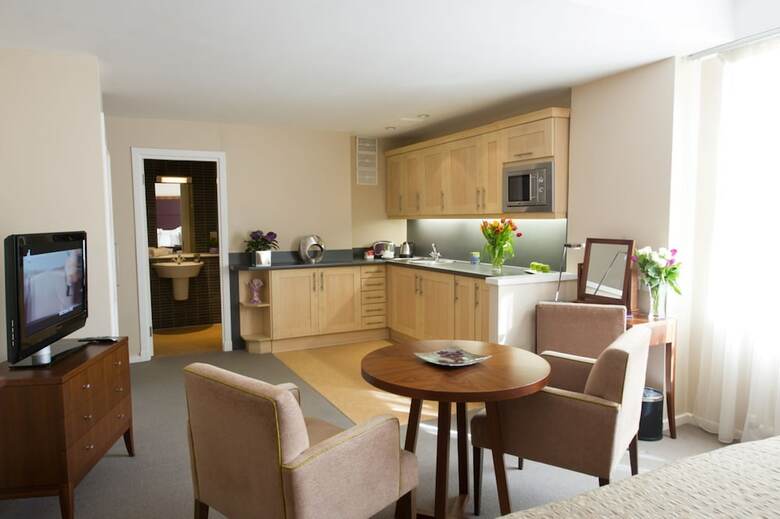 Aparthotel Dolphin House Serviced Apartments