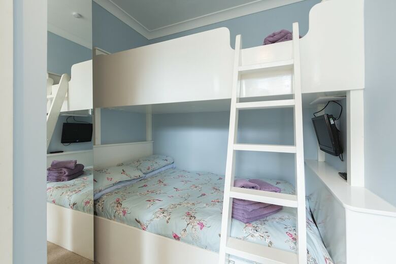 Apartment 32