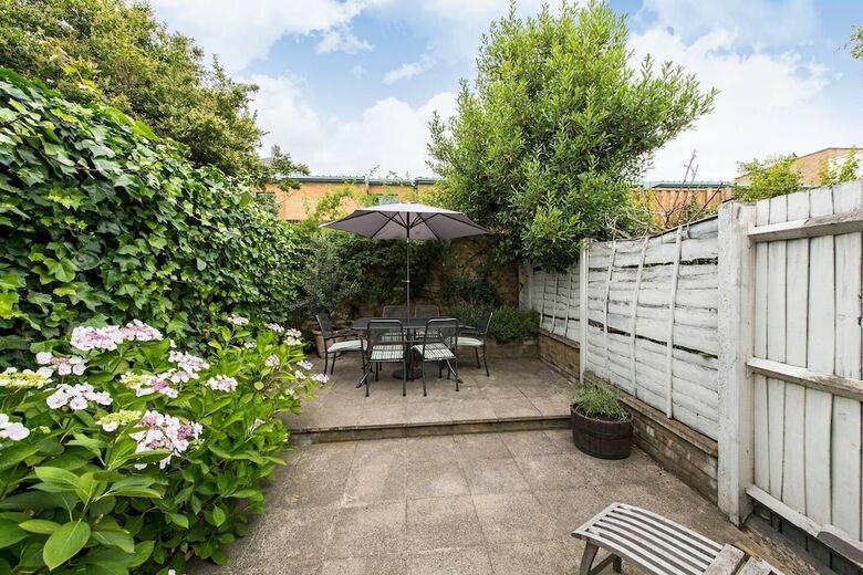Delightful 2 Bed House In Stylish Fulham