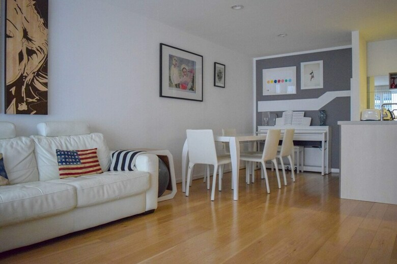 Modern 2bd Apartment With Balcony On A Canal