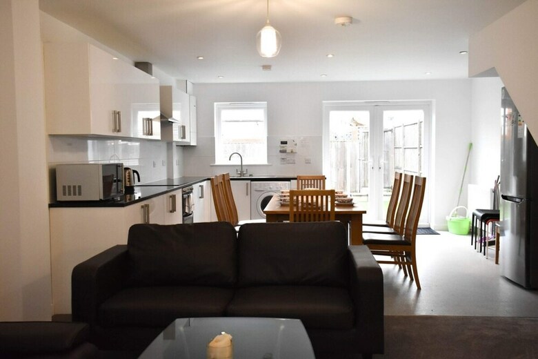 Modern Open Plan 5bd - Free On Street Parking