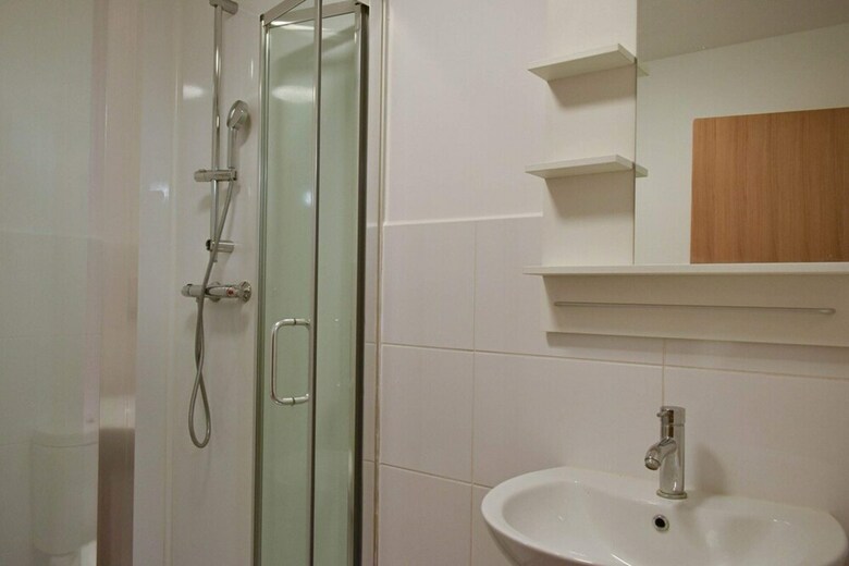 Modern Open Plan 5bd - Free On Street Parking