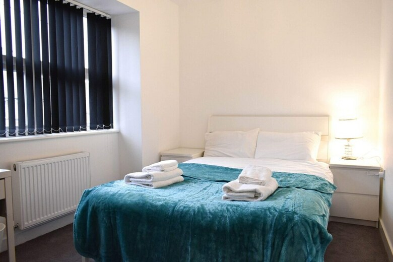 Modern Open Plan 5bd - Free On Street Parking