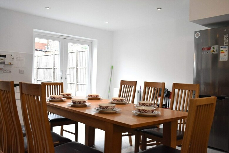 Modern Open Plan 5bd - Free On Street Parking