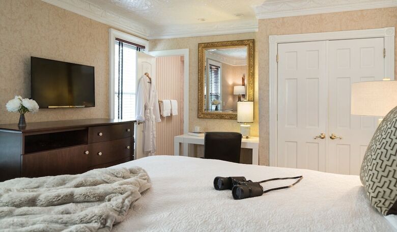 Hotel Chateau Inn And Suites