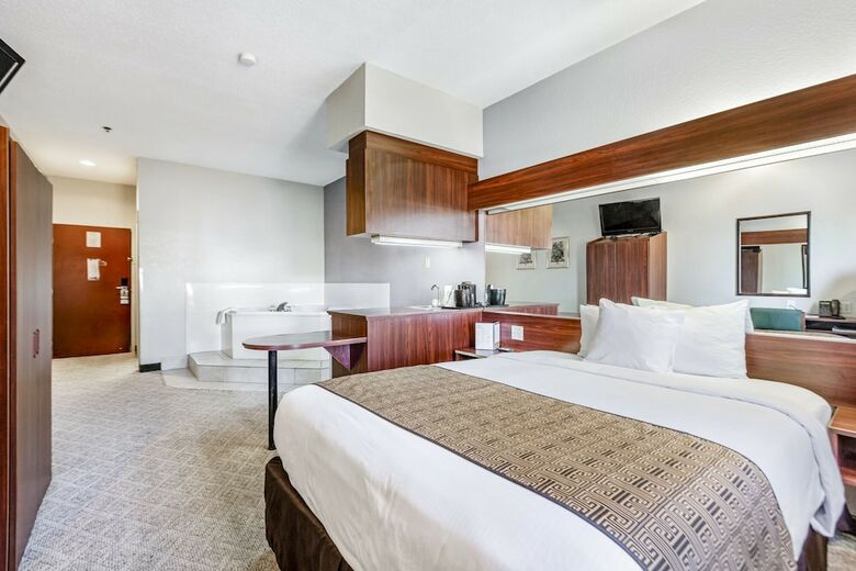 Hotel Trident Inn & Suites