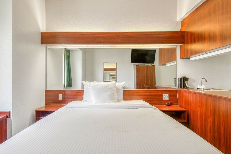 Hotel Trident Inn & Suites