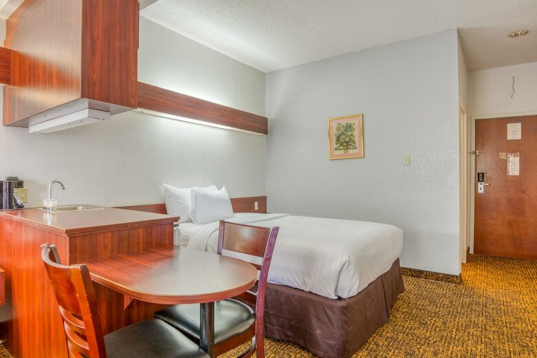 Hotel Trident Inn & Suites