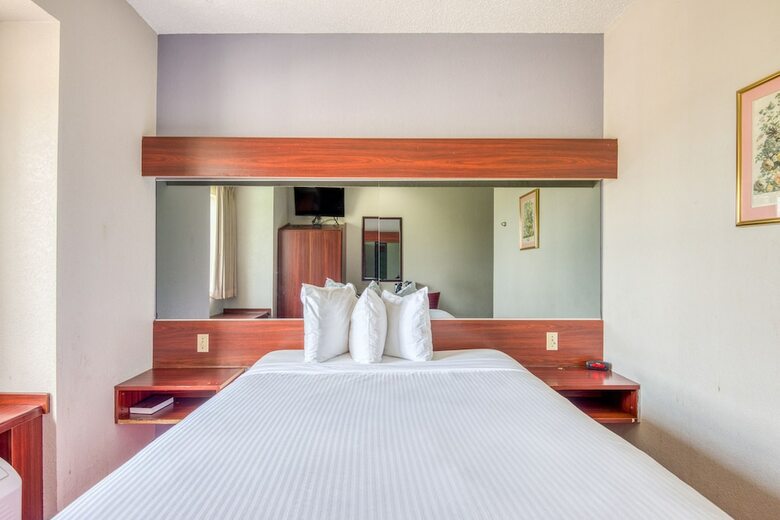 Hotel Trident Inn & Suites