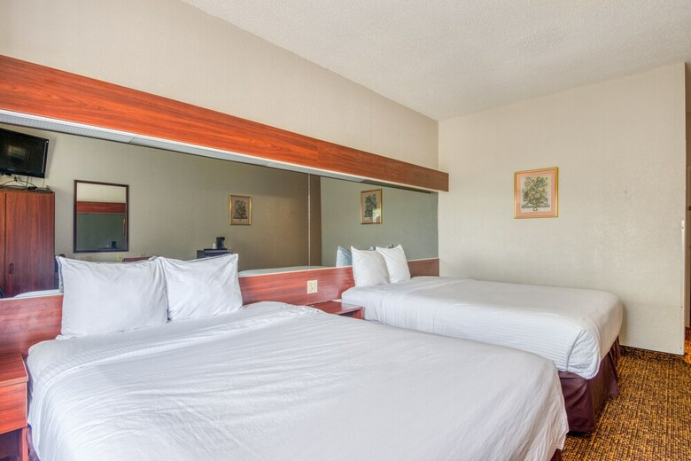 Hotel Trident Inn & Suites