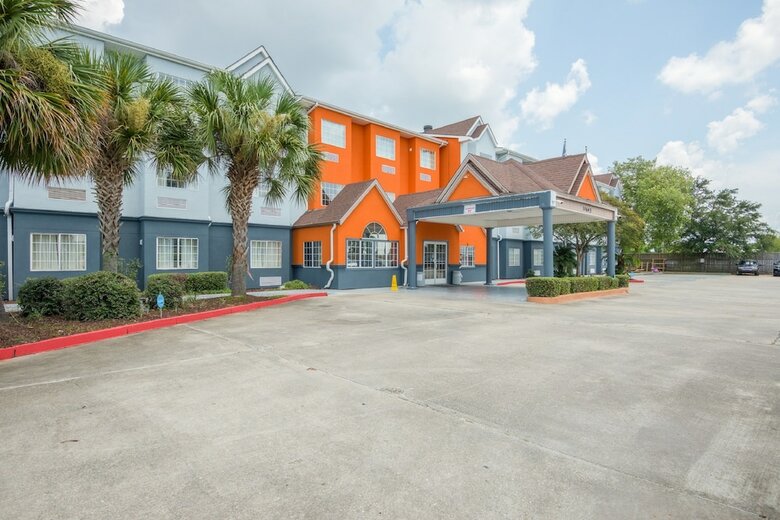 Hotel Trident Inn & Suites