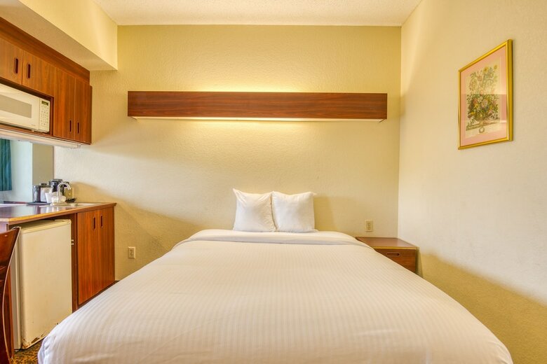 Hotel Trident Inn & Suites