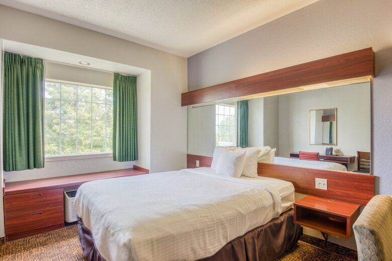 Hotel Trident Inn & Suites