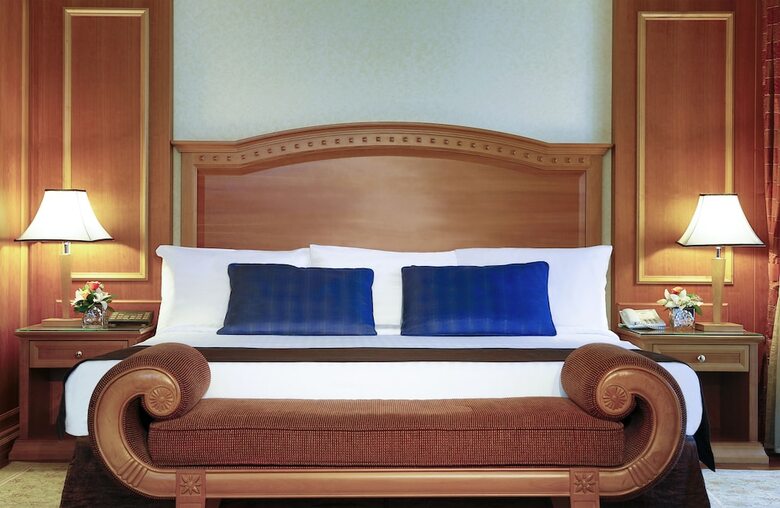 Avenue Hotel