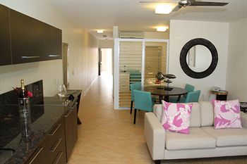 Aparthotel Moana Sands Beachfront Hotel & Villas