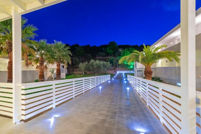 Lindos White Hotel & Suites