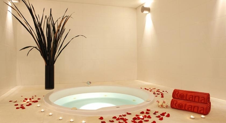 Hotel Villa Rotana Suites