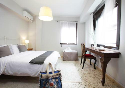 Live In Athens, Psyrri Central Apartments