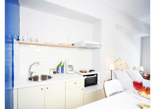 Live In Athens, Psyrri Central Apartments