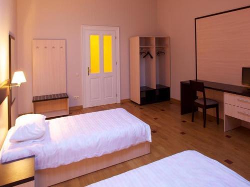 Deluxe Hostel Under The Roof