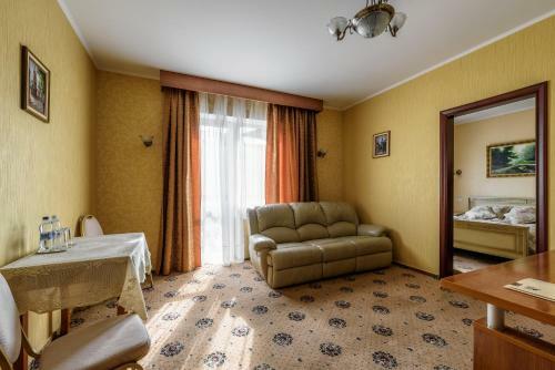 Status Hotel