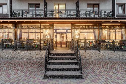 Status Hotel